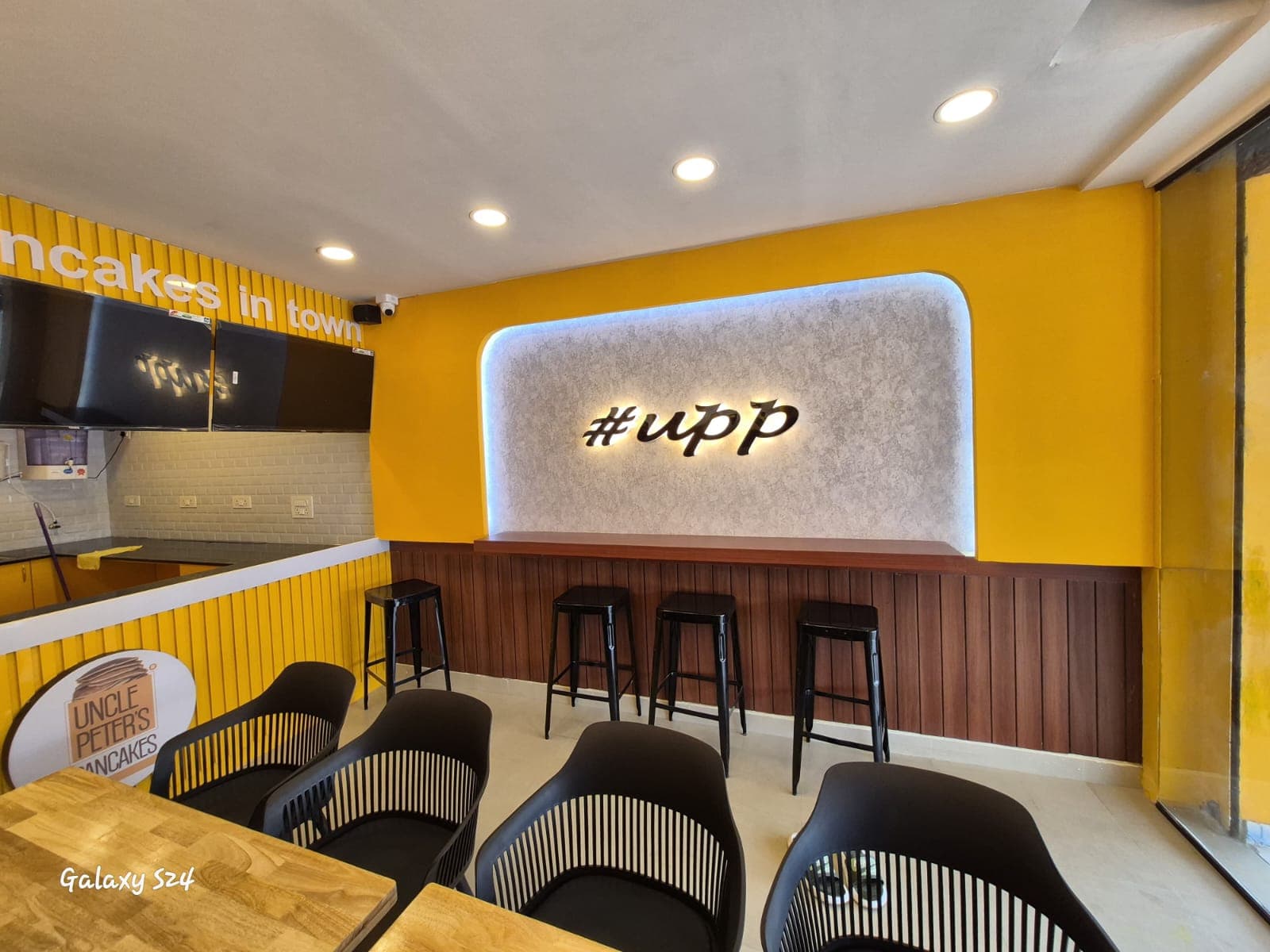 Uncle Peter's Pancakes outlet interior